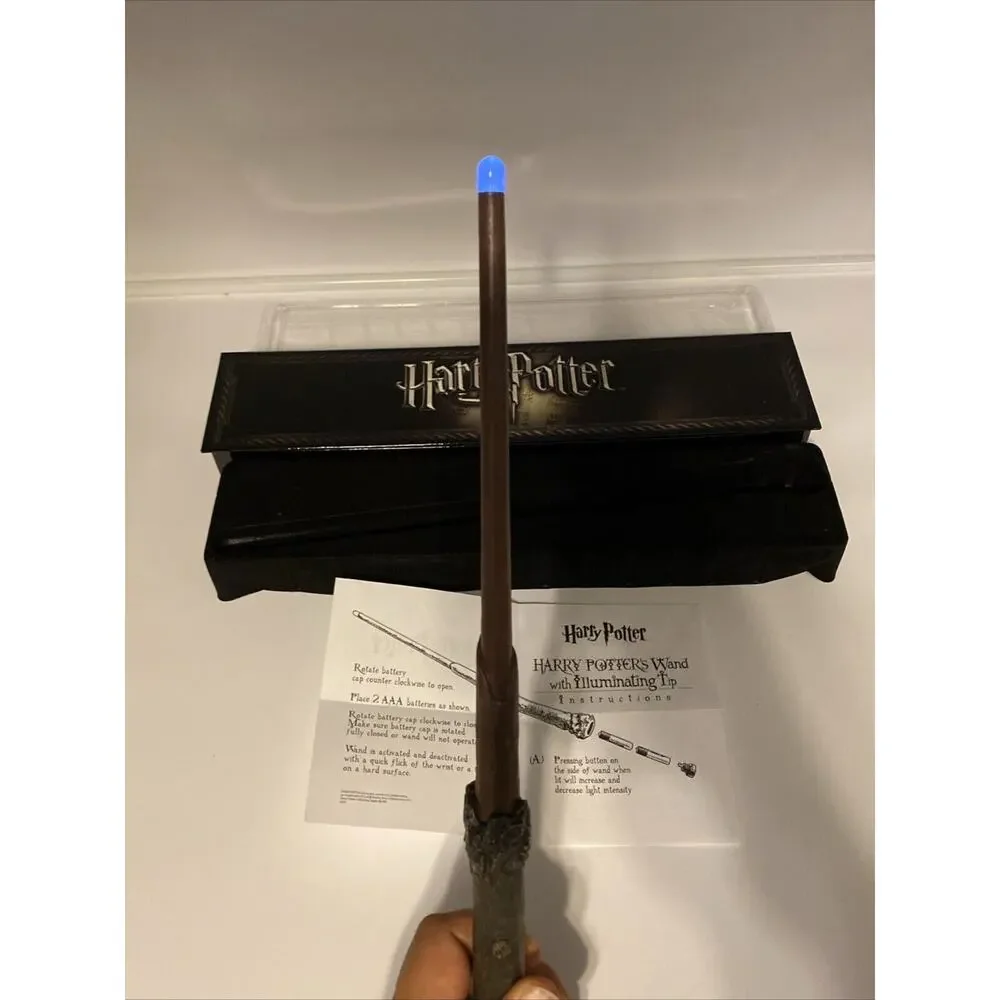 Harry Potter's Wand with Illuminating Tip and Case The Noble Collection - Works! - Picture 2 of 8